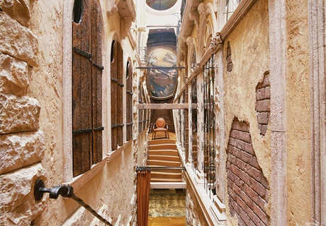 С площадки второго этажа открывается перспектива венецианского канала. Зеркало увеличивает его длину, рама с нарисованным небом успешно прикидывается окном.
